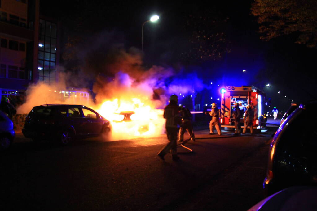 Twee geparkeerde auto's uitgebrand, politie start onderzoek naar brandstichting