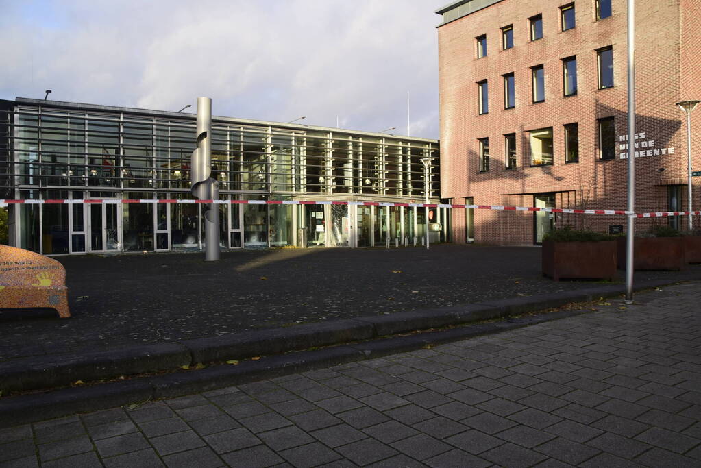 Auto rijdt gemeentehuis binnen bestuurder spoorloos