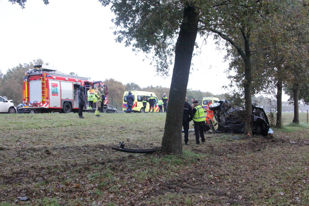 Auto zwaar beschadigd na botsing tegen boom langs snelweg