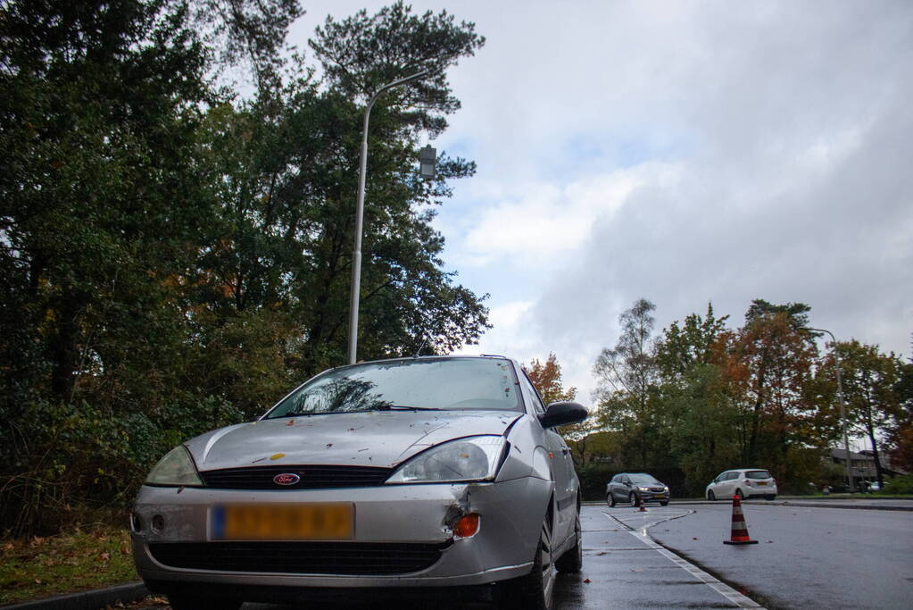 Auto beschadigd bij botsing tegen lantaarnpaal