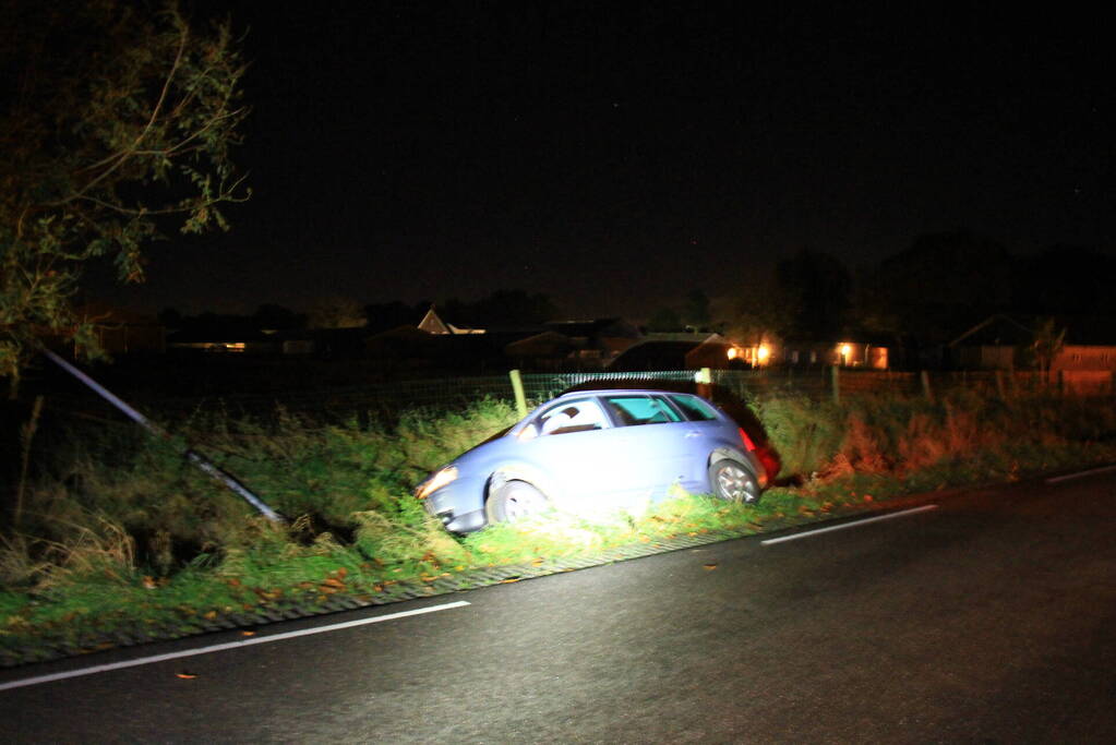 Persoon aangehouden nadat auto in greppel belandt
