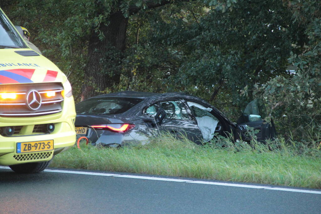 Brandweer knipt slachtoffer uit auto