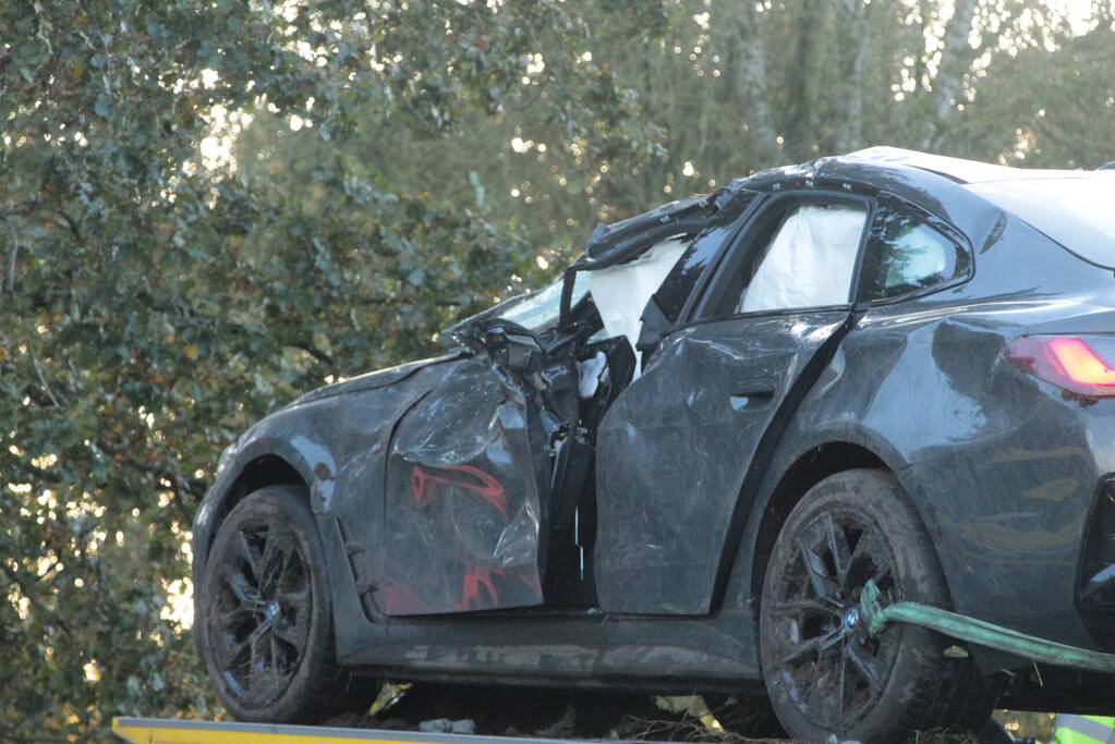 Brandweer knipt slachtoffer uit auto