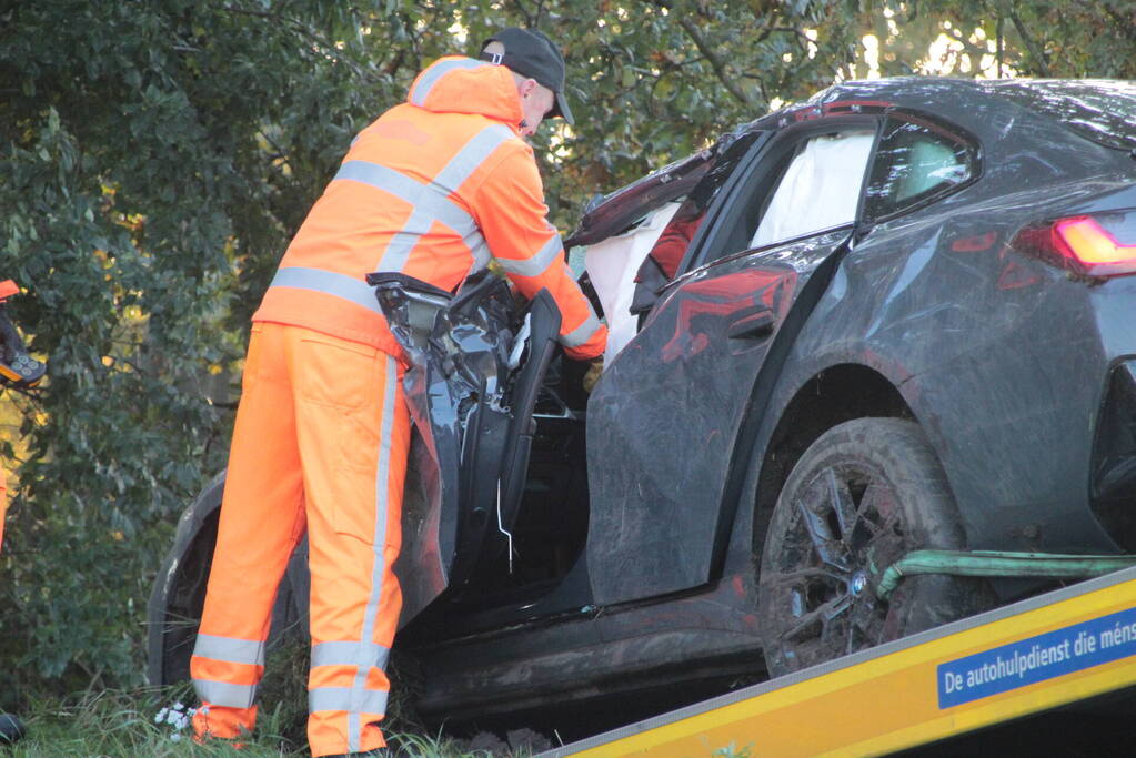 Brandweer knipt slachtoffer uit auto