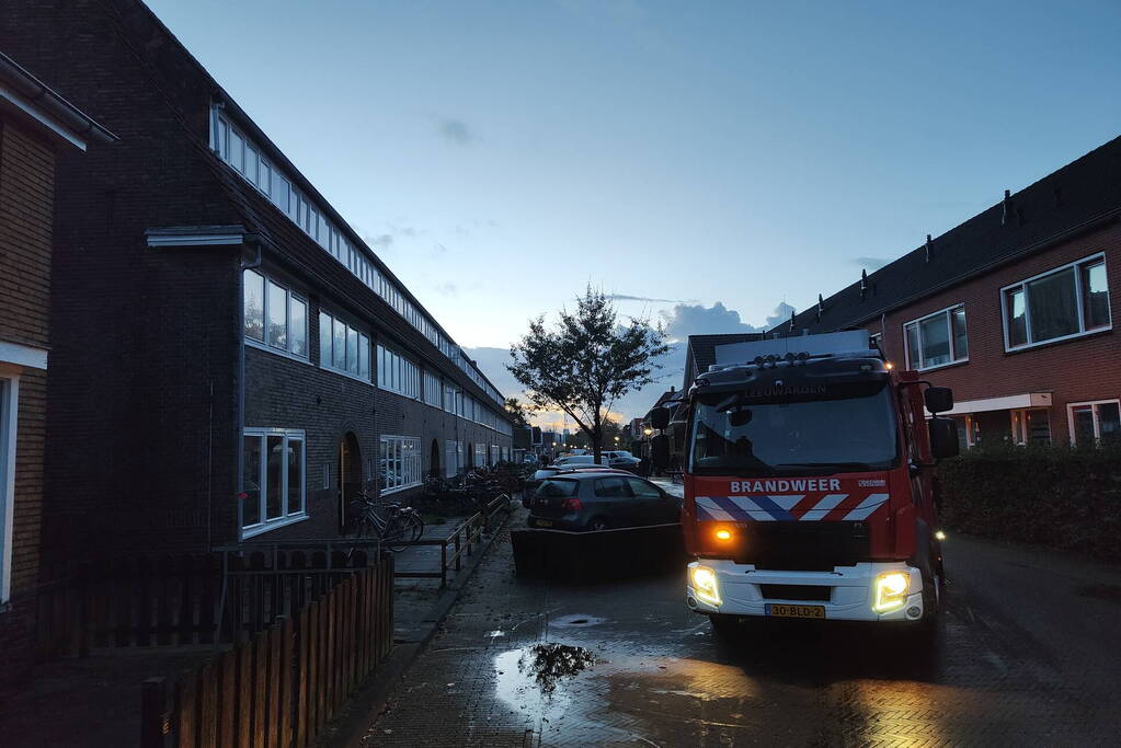 Brandweer doet onderzoek naar brand in een bijgebouw