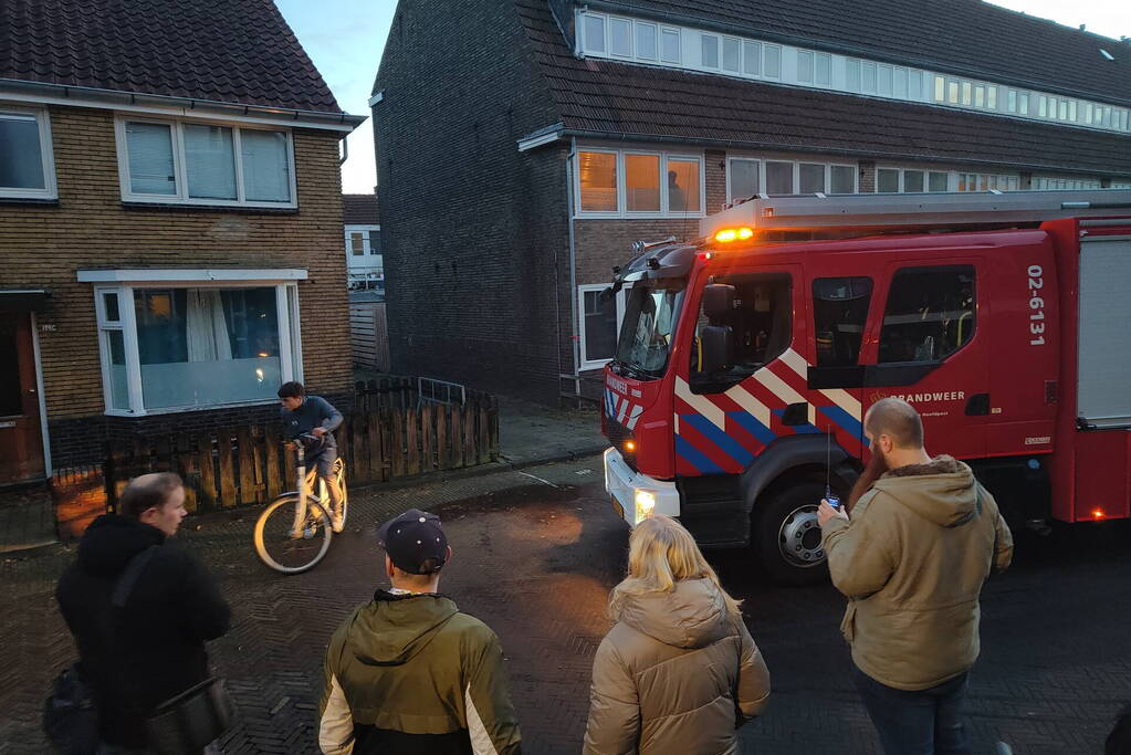 Brandweer doet onderzoek naar brand in een bijgebouw