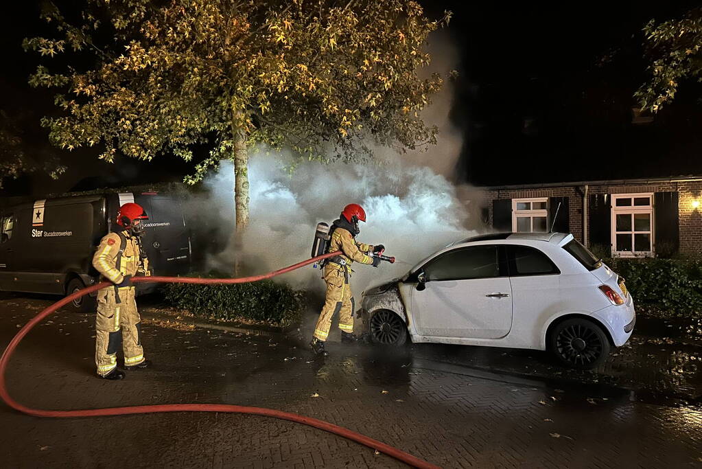 Brandweerman ontdekt tweede autobrand in dorp