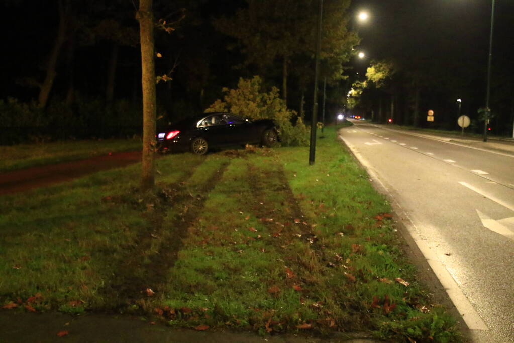 Gewonde nadat auto op boom botst