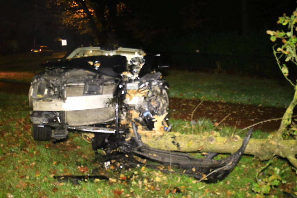 Gewonde nadat auto op boom botst