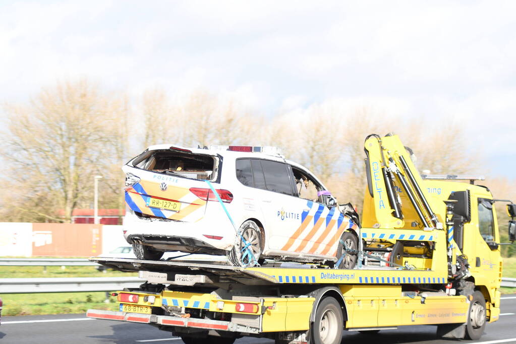 Politievoertuig fiks beschadigd door brand