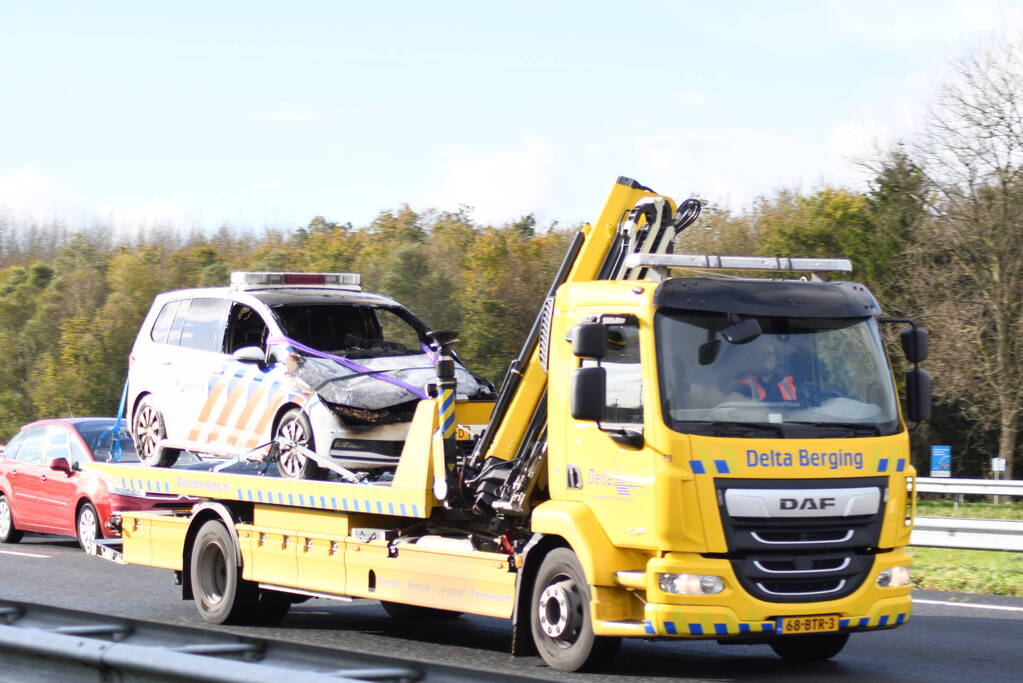 Politievoertuig fiks beschadigd door brand