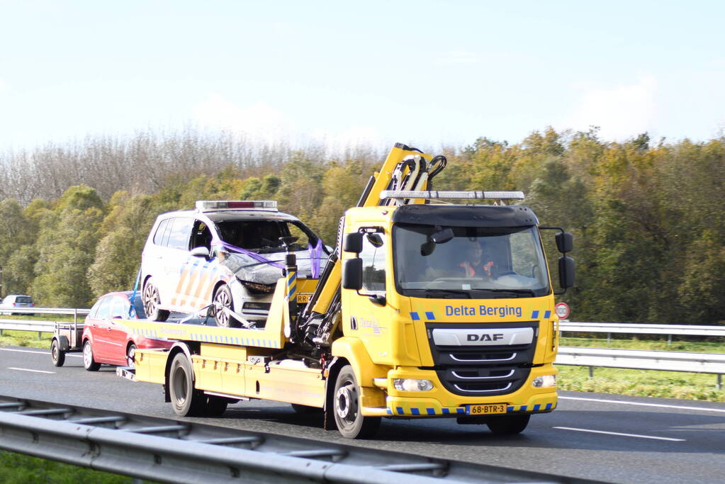 Politievoertuig fiks beschadigd door brand