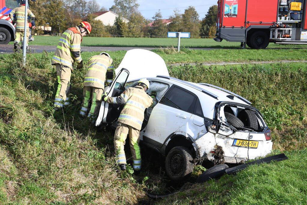 Auto belandt in greppel bij ernstig ongeval