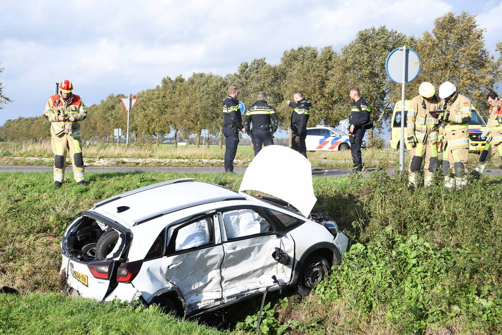 Auto belandt in greppel bij ernstig ongeval