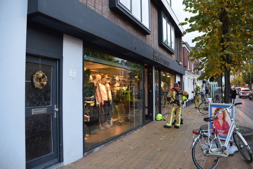Brand op het dak van winkelpand