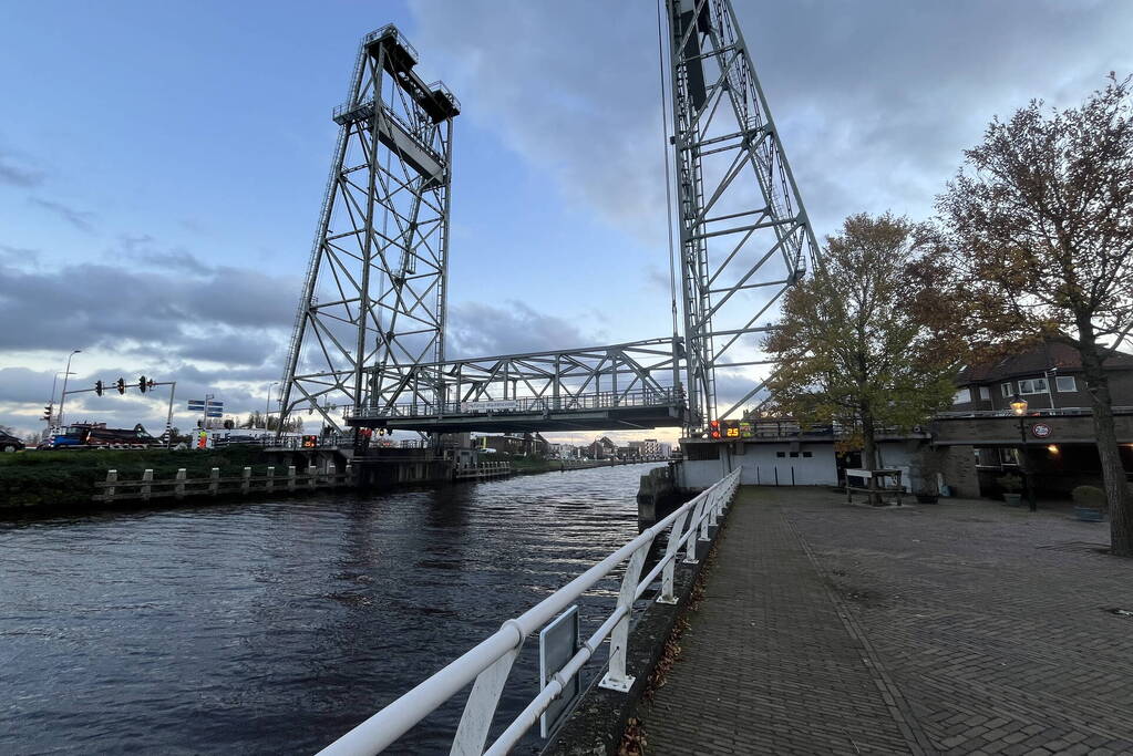 Schip vaart tegen hefbrug