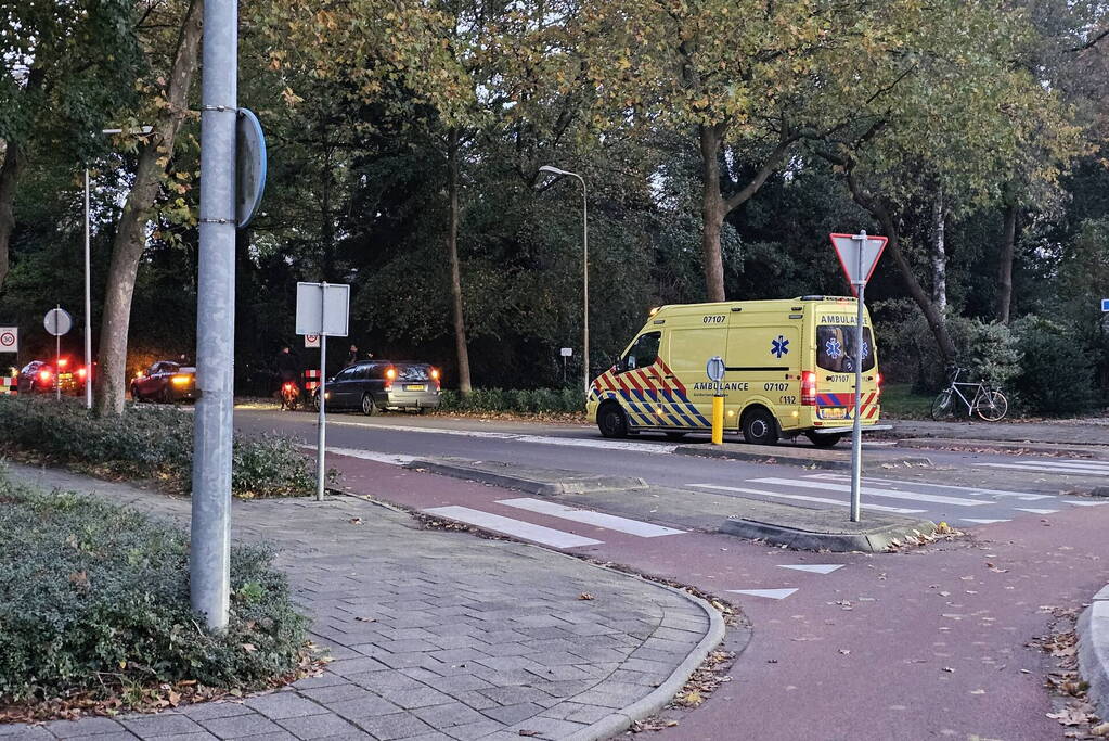 Fietser gewond na val bij rotonde