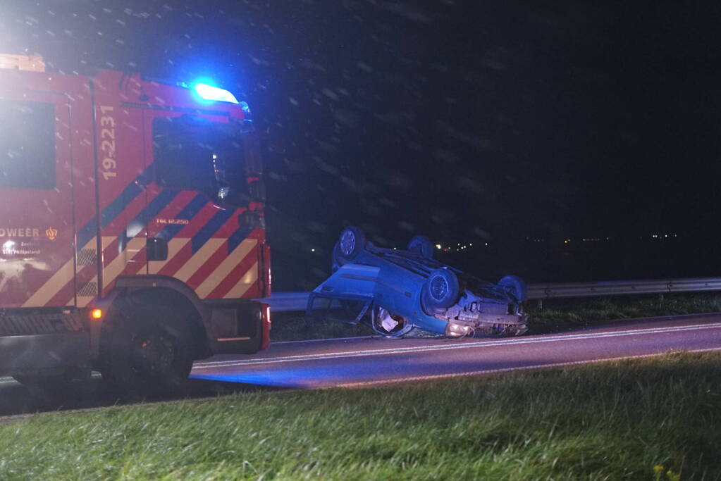 Auto belandt op zijn kop na eenzijdig ongeval