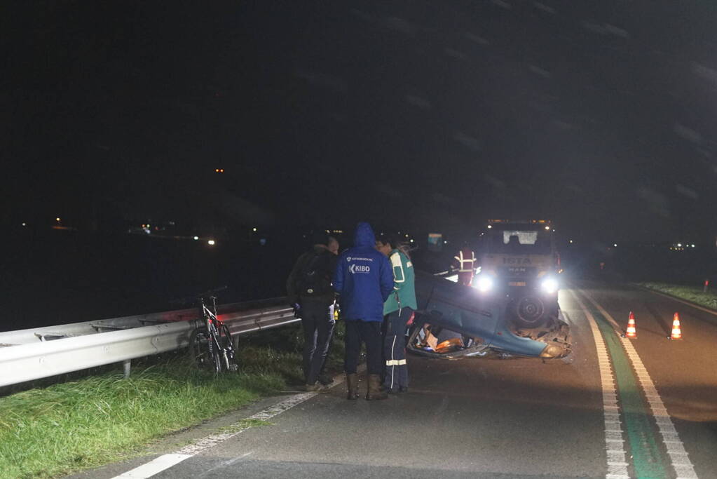 Auto belandt op zijn kop na eenzijdig ongeval