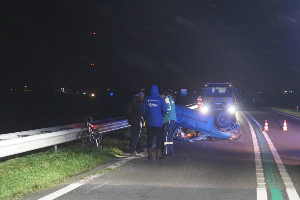 Auto belandt op zijn kop na eenzijdig ongeval