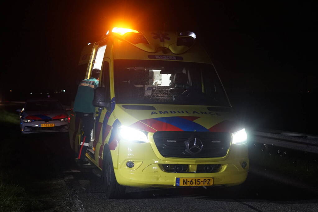 Auto belandt op zijn kop na eenzijdig ongeval