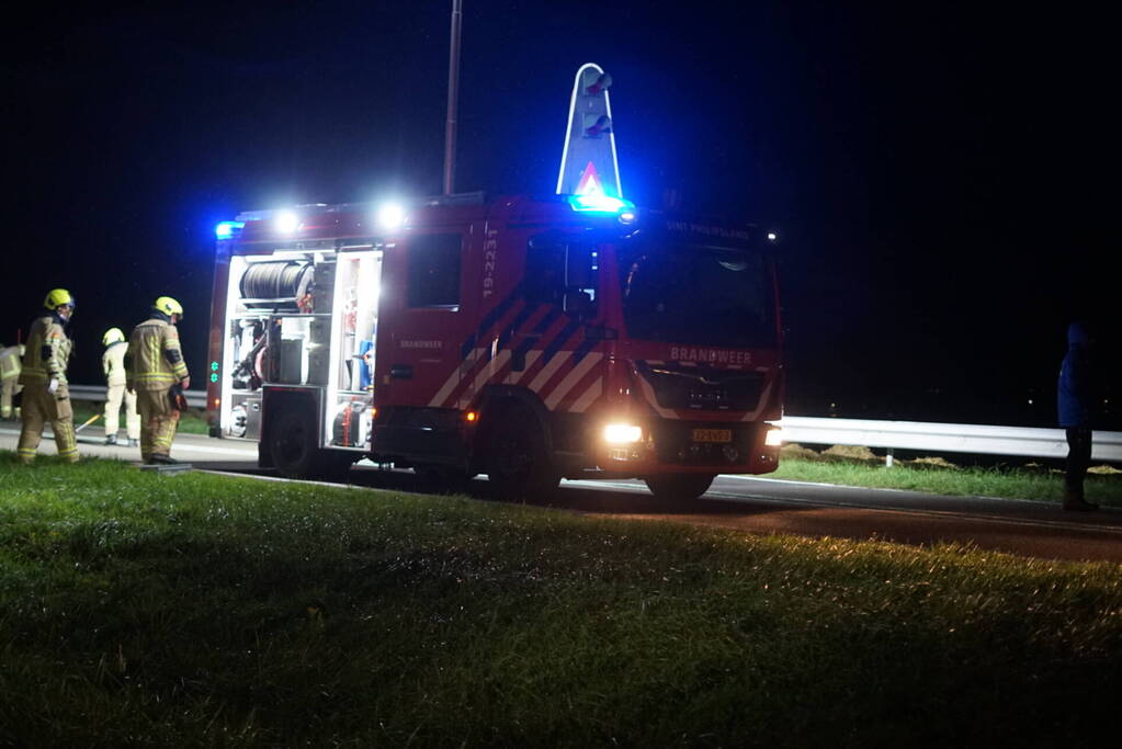 Auto belandt op zijn kop na eenzijdig ongeval