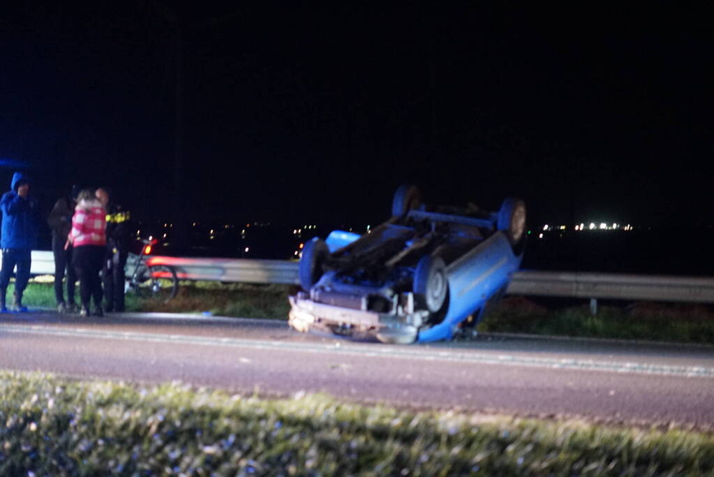 Auto belandt op zijn kop na eenzijdig ongeval