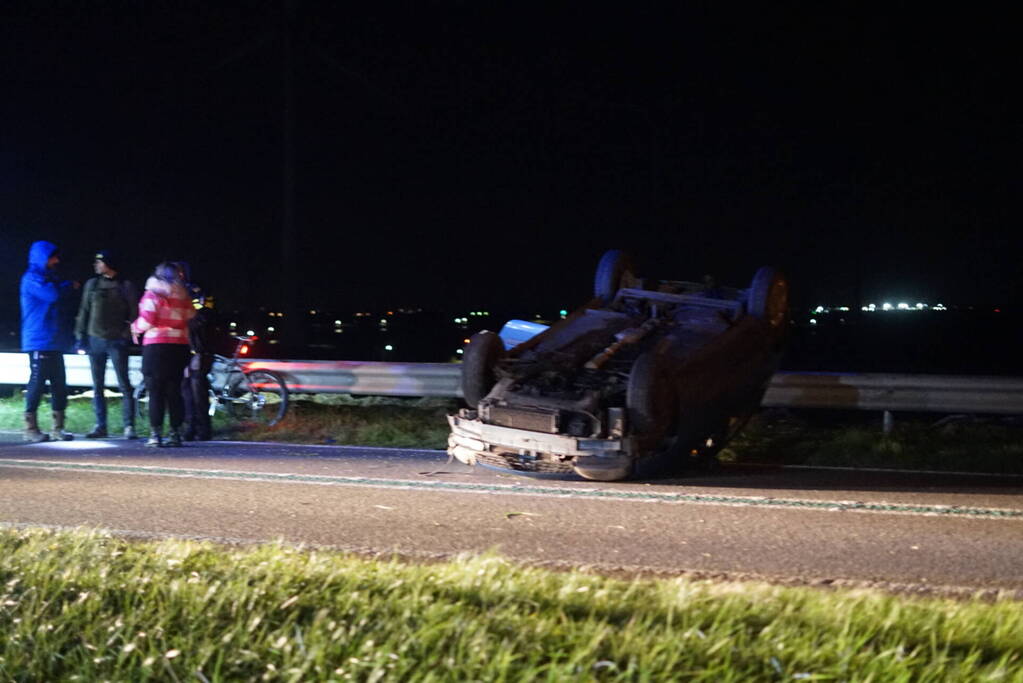 Auto belandt op zijn kop na eenzijdig ongeval