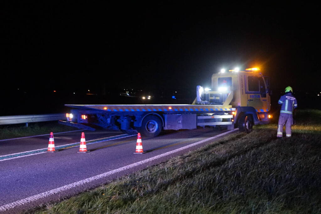 Auto belandt op zijn kop na eenzijdig ongeval