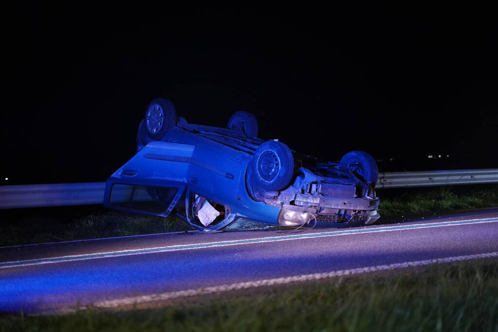 Auto belandt op zijn kop na eenzijdig ongeval