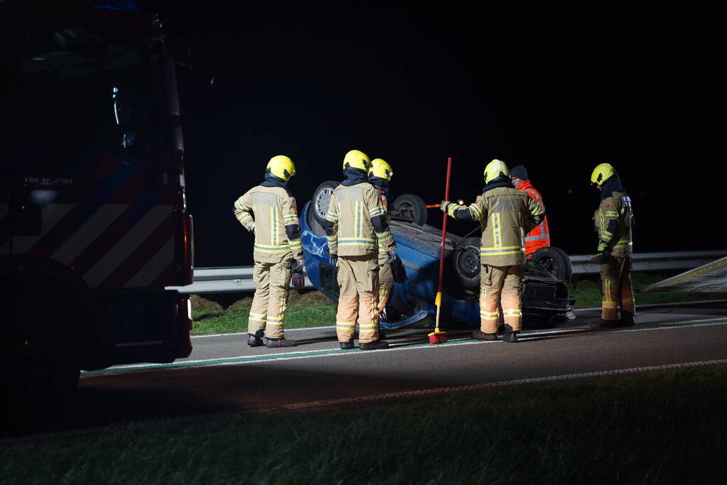 Auto belandt op zijn kop na eenzijdig ongeval