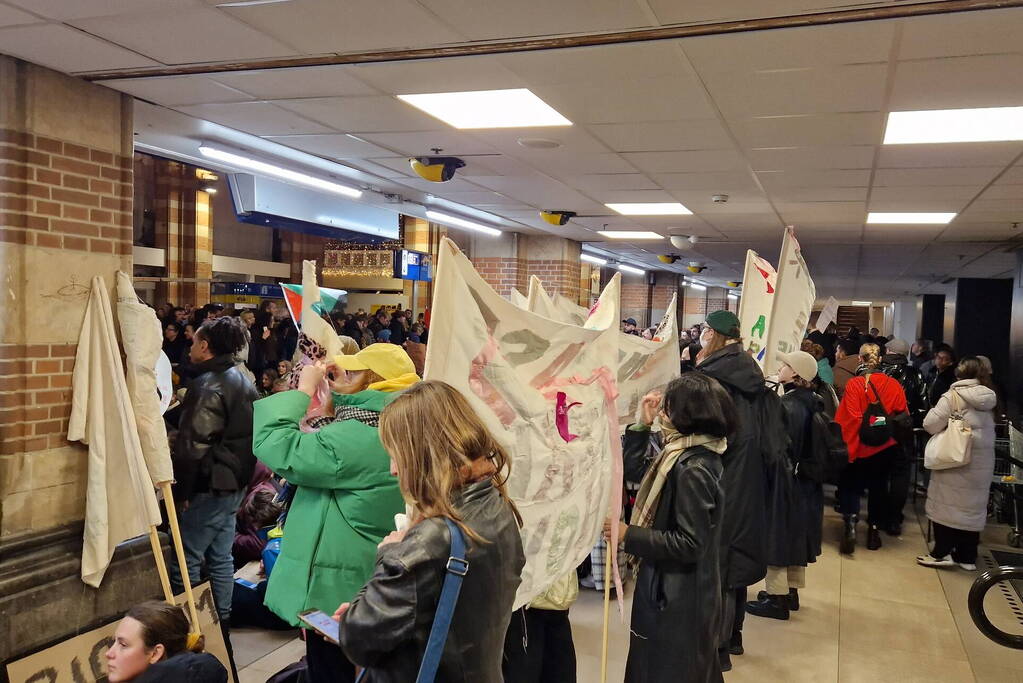 Grote opkomst demonstratie Centraal Station