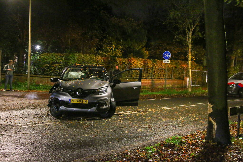 Auto flink beschadigd na botsing met boom