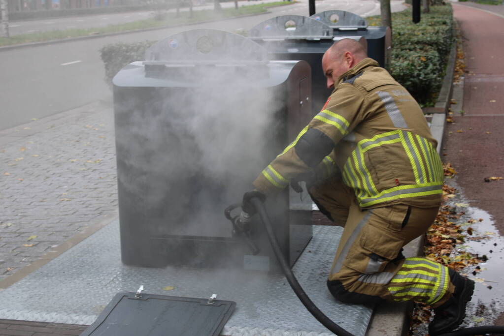 Brandweer blust brand in container