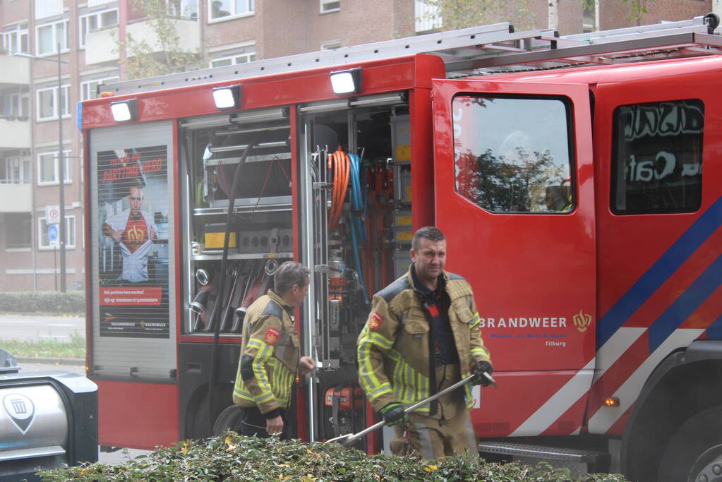 Brandweer blust brand in container