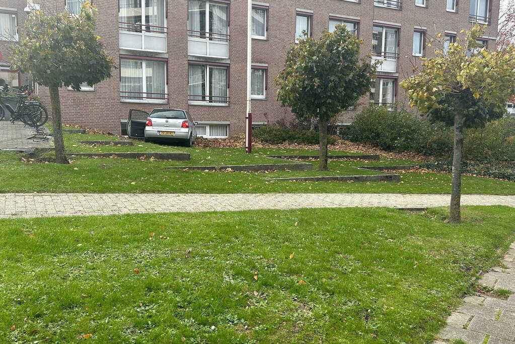 Automobilist verliest macht over stuur en rijdt tegen flatgebouw