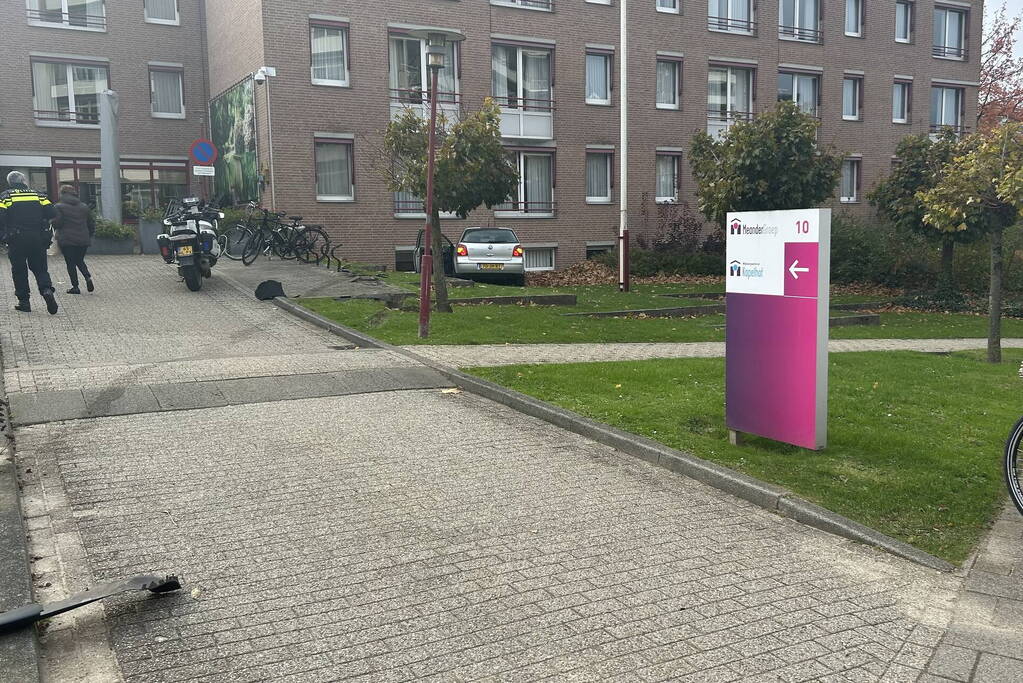 Automobilist verliest macht over stuur en rijdt tegen flatgebouw
