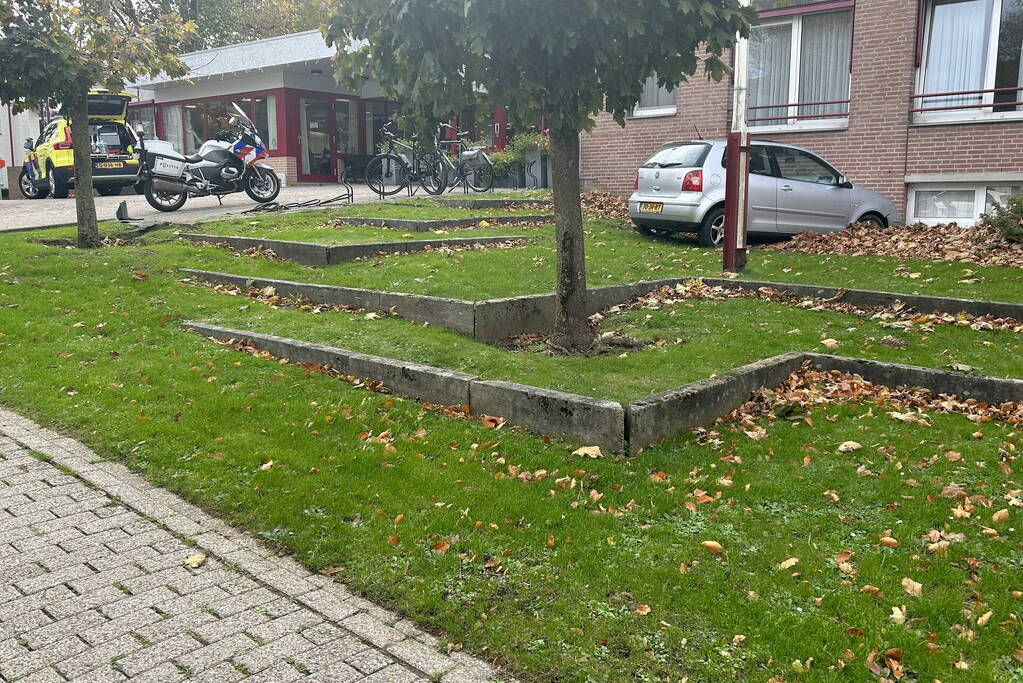 Automobilist verliest macht over stuur en rijdt tegen flatgebouw