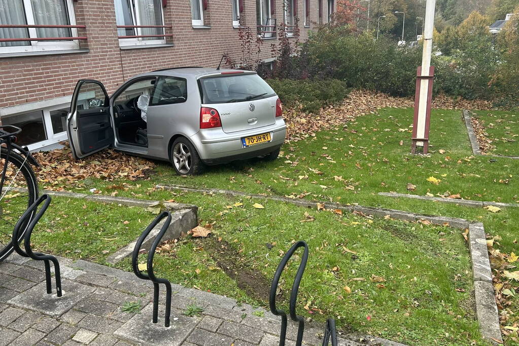 Automobilist verliest macht over stuur en rijdt tegen flatgebouw