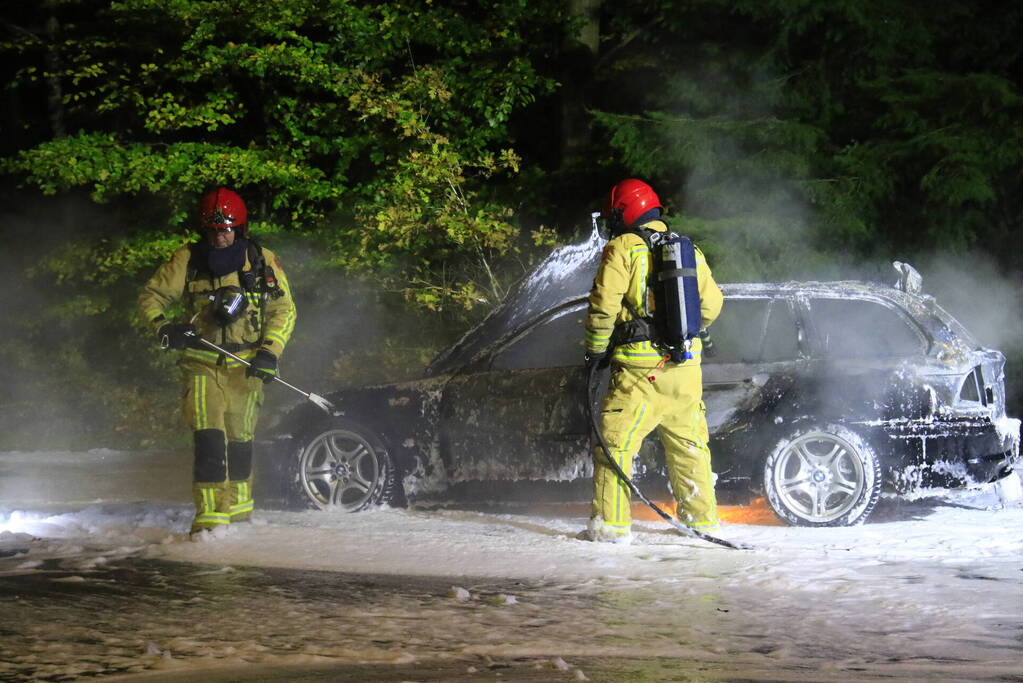 Auto uitgebrand langs doorgaande weg
