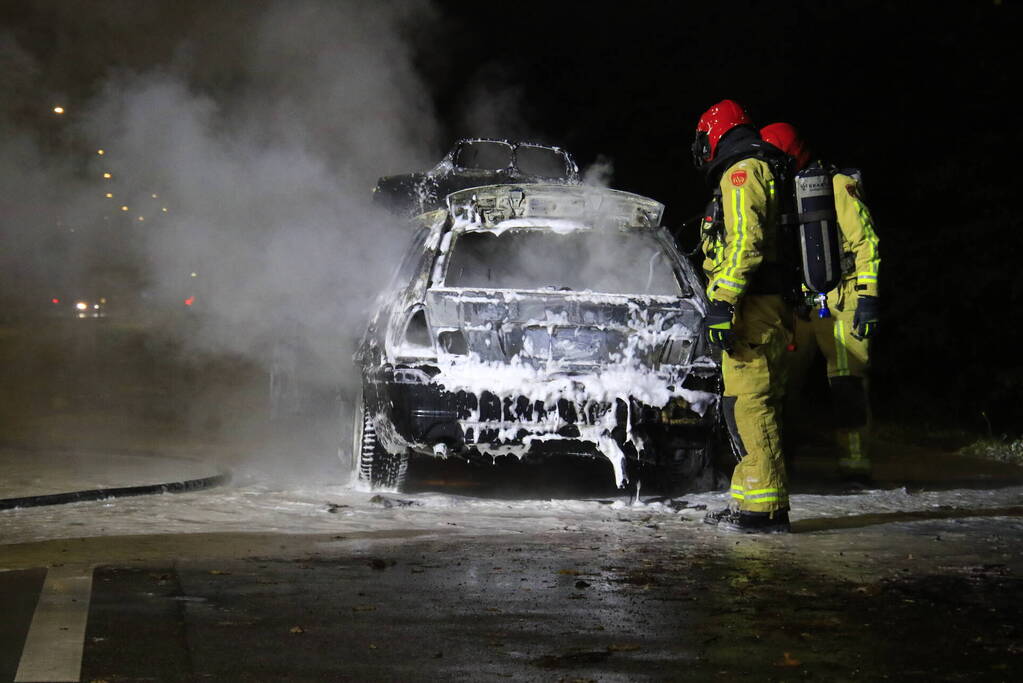 Auto uitgebrand langs doorgaande weg
