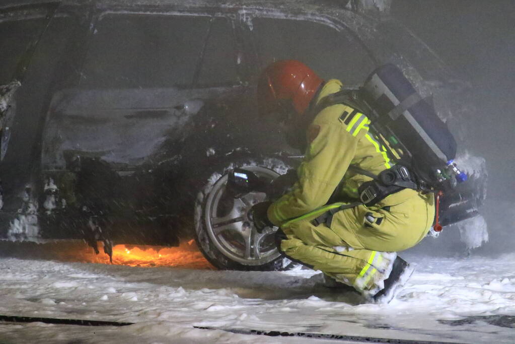 Auto uitgebrand langs doorgaande weg