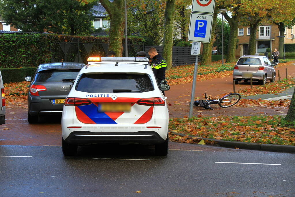 Afslaande personenauto ziet fietser over het hoofd