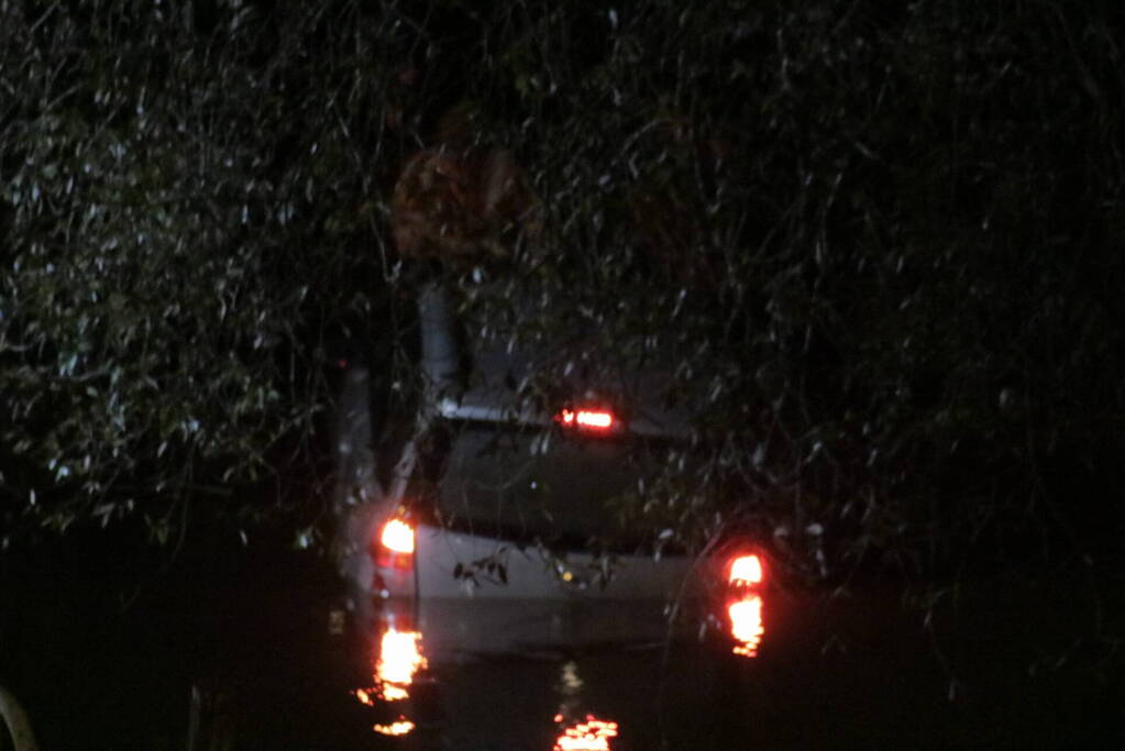 Auto belandt in water naast snelweg