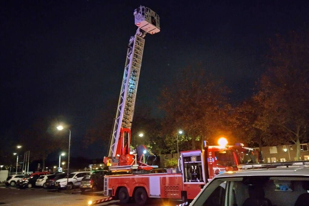 Brandweer ingezet om collega's uit vastgelopen ladderwagen te redden
