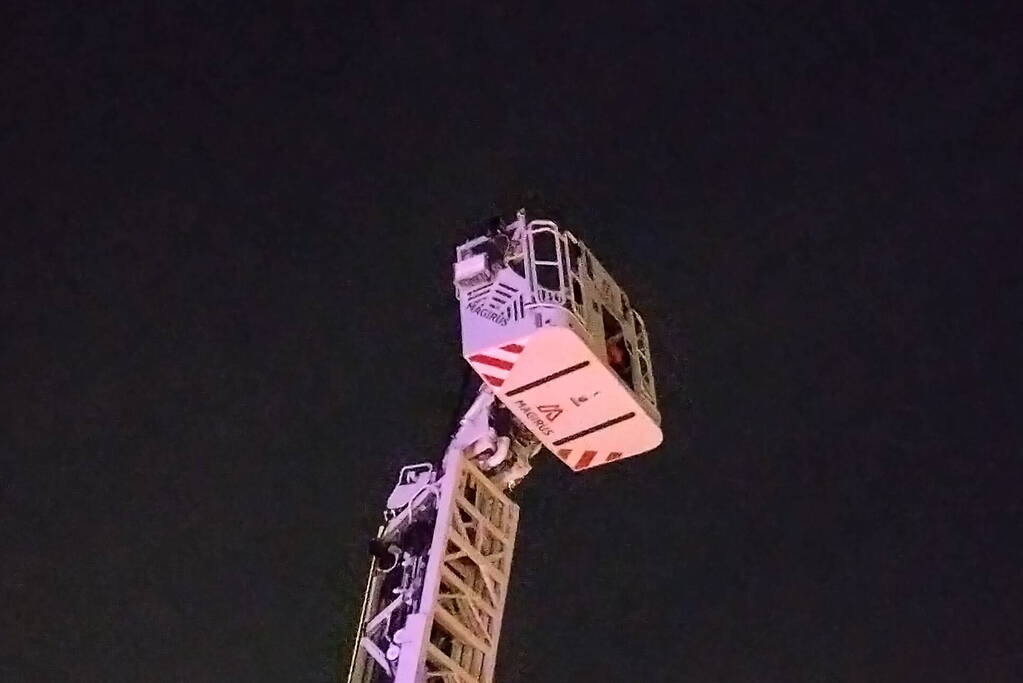 Brandweer ingezet om collega's uit vastgelopen ladderwagen te redden