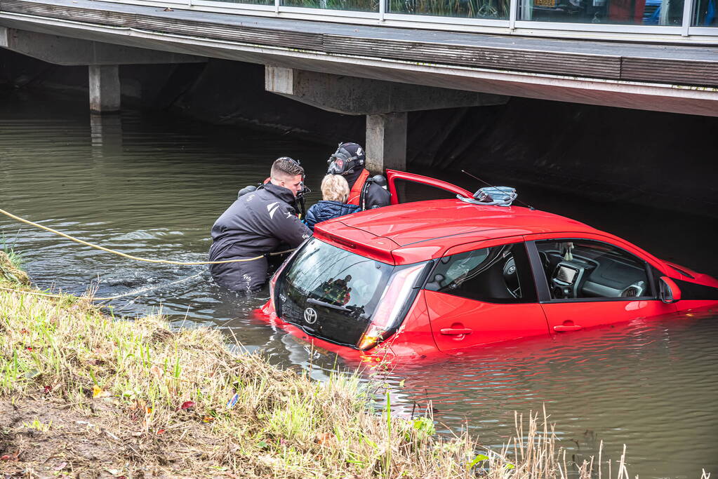 Brandweer redt vrouw uit te water geraakte auto