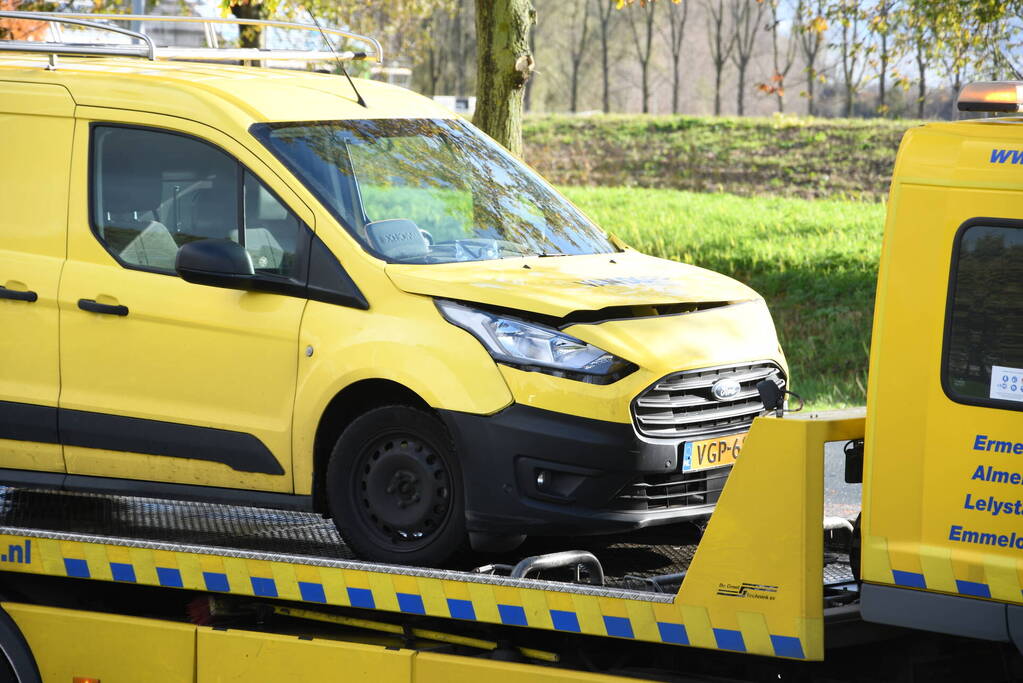 Fikse schade bij botsing tussen porsche en bestelbus