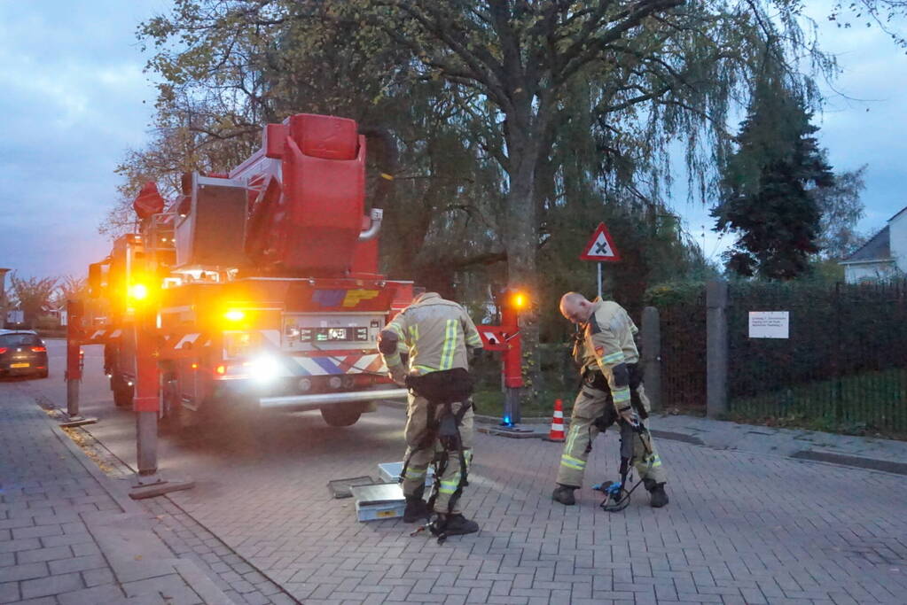 Brandweer verwijdert gevaarlijk hangende tak