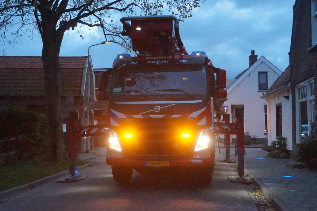 Brandweer verwijdert gevaarlijk hangende tak